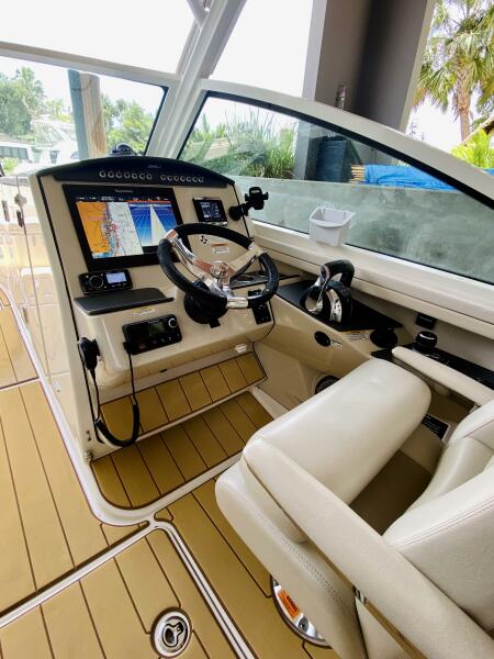 32' 2018 Boston Whaler 320 Vantage