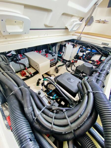 32' 2018 Boston Whaler 320 Vantage