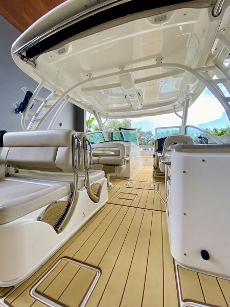 32' 2018 Boston Whaler 320 Vantage