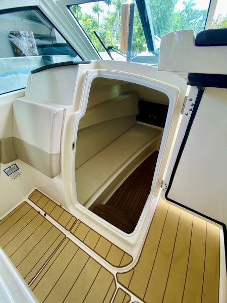 32' 2018 Boston Whaler 320 Vantage