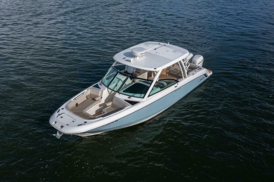 32' 2018 Boston Whaler 320 Vantage