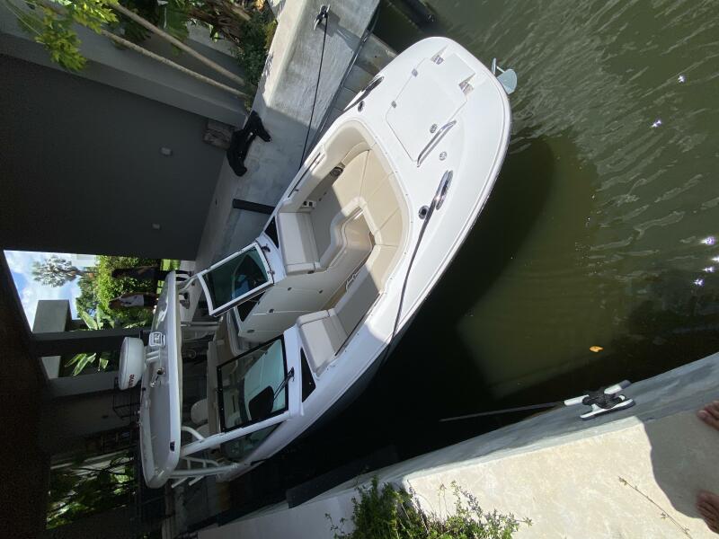 32' 2018 Boston Whaler 320 Vantage