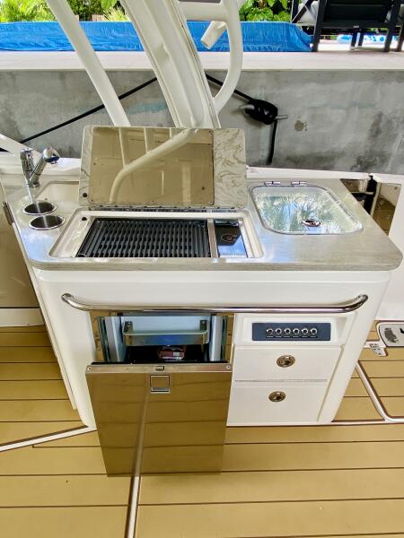 32' 2018 Boston Whaler 320 Vantage