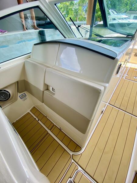 32' 2018 Boston Whaler 320 Vantage