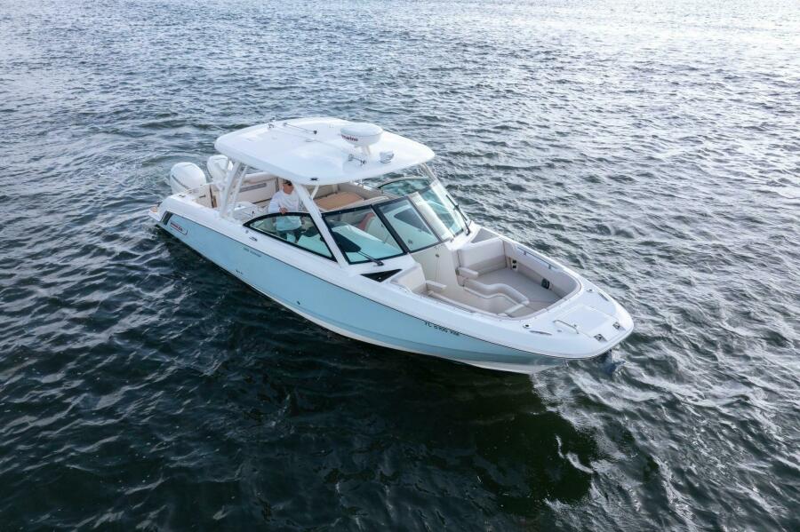 32' 2018 Boston Whaler 320 Vantage