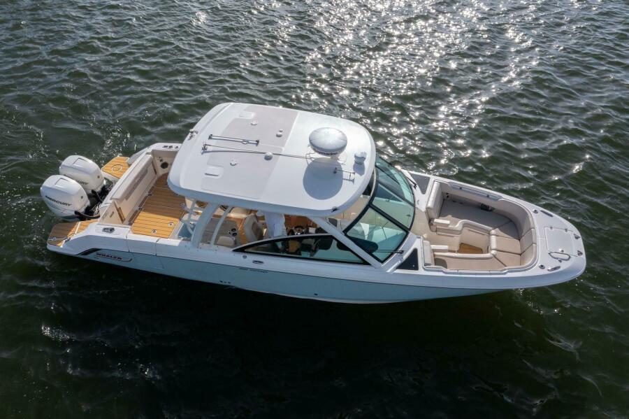32' 2018 Boston Whaler 320 Vantage