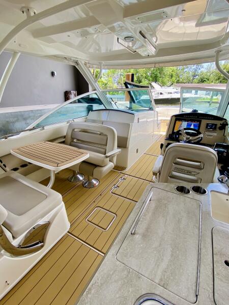 32' 2018 Boston Whaler 320 Vantage