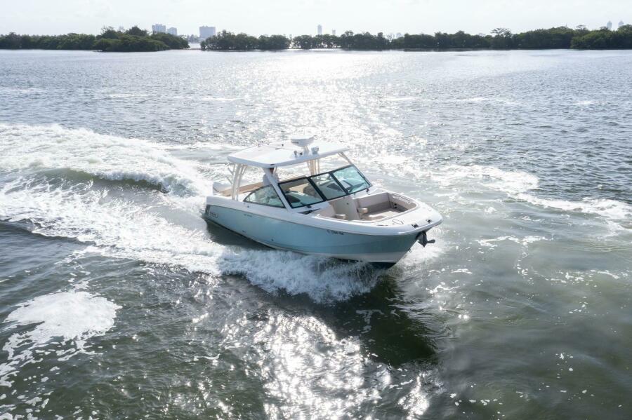 32' 2018 Boston Whaler 320 Vantage