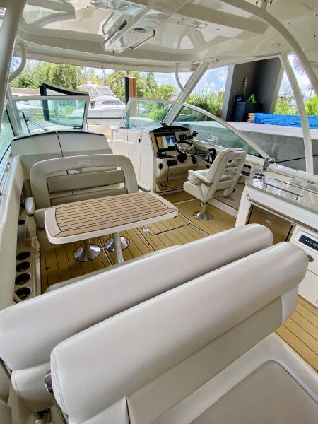 32' 2018 Boston Whaler 320 Vantage