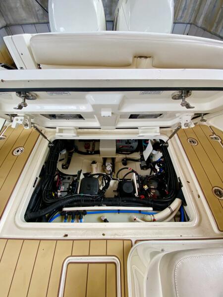 32' 2018 Boston Whaler 320 Vantage