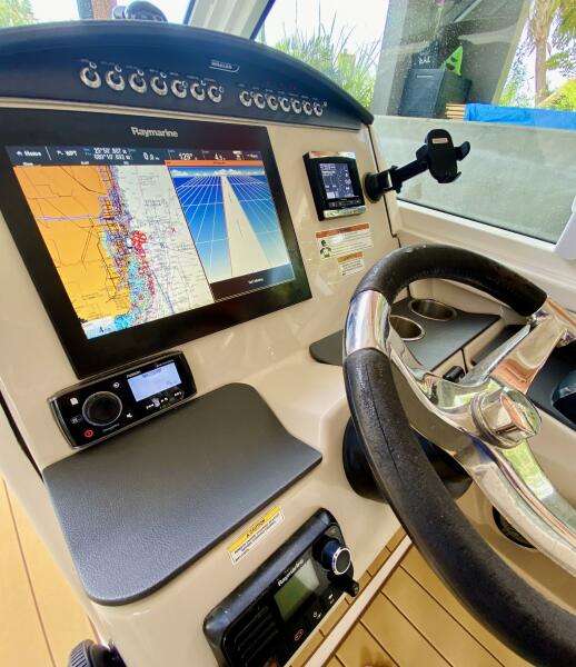 32' 2018 Boston Whaler 320 Vantage