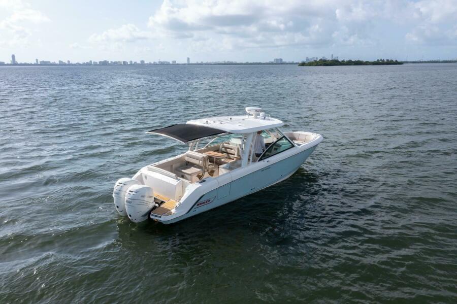 32' 2018 Boston Whaler 320 Vantage