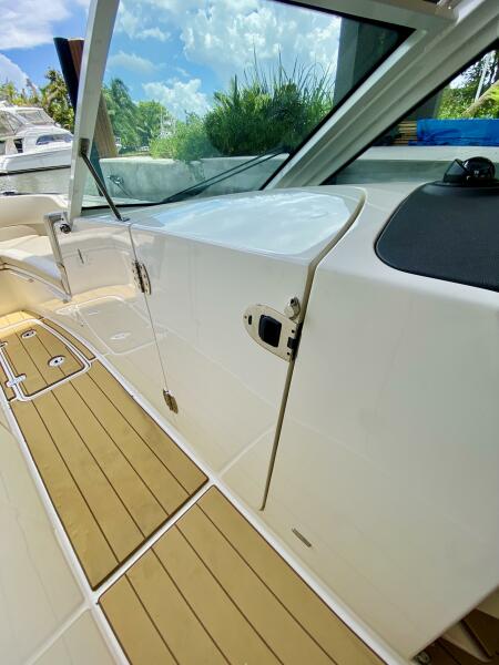 32' 2018 Boston Whaler 320 Vantage