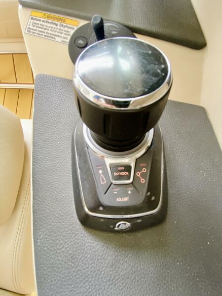 32' 2018 Boston Whaler 320 Vantage