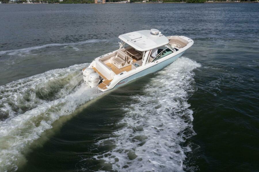 32' 2018 Boston Whaler 320 Vantage