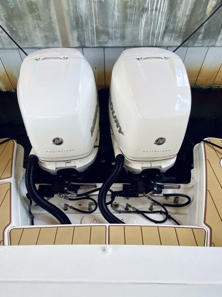 32' 2018 Boston Whaler 320 Vantage