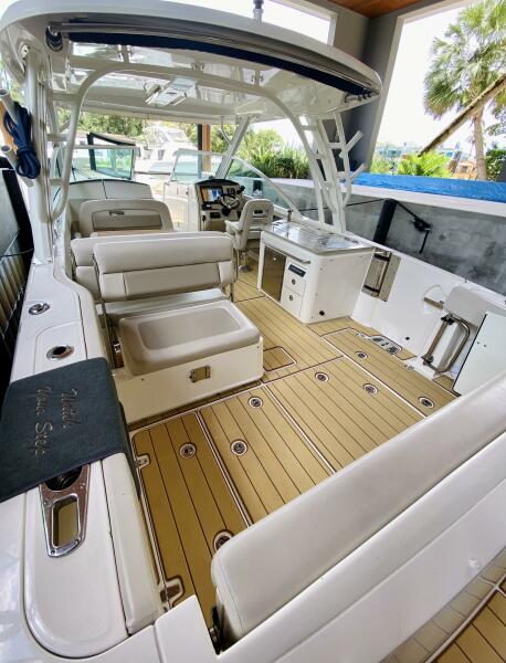 32' 2018 Boston Whaler 320 Vantage