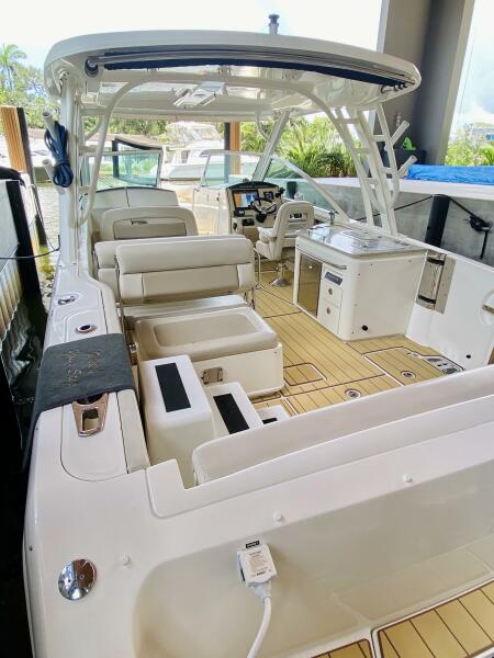 32' 2018 Boston Whaler 320 Vantage