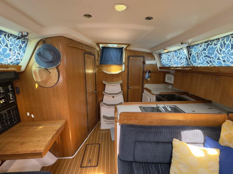 2005 Catalina 387