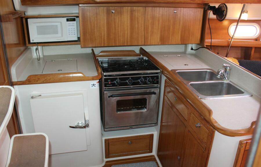 2005 Catalina 387
