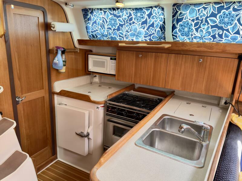 2005 Catalina 387