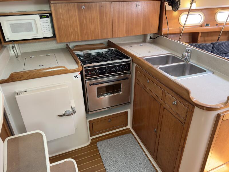 2005 Catalina 387
