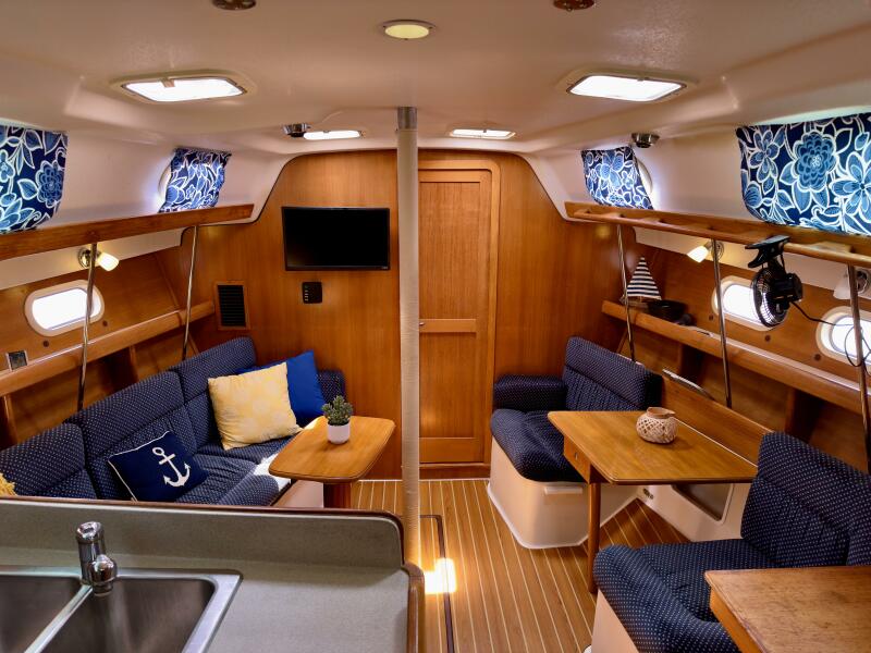 2005 Catalina 387