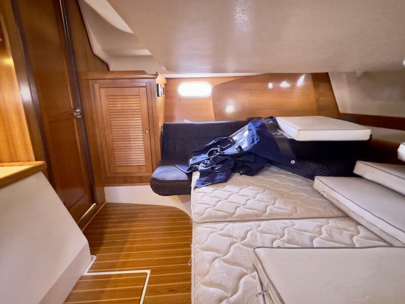 2005 Catalina 387