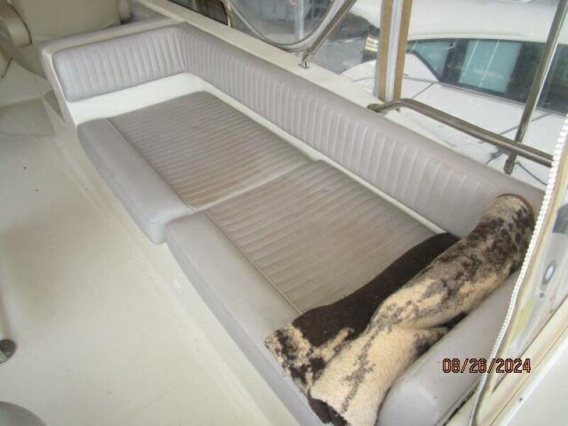 40' Mainship flybridge starboard seating