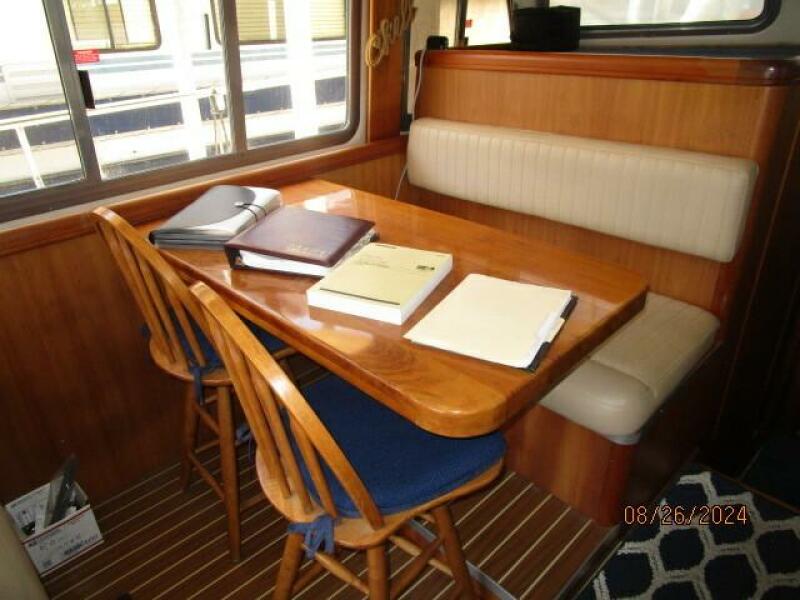 40' Mainship dinette1