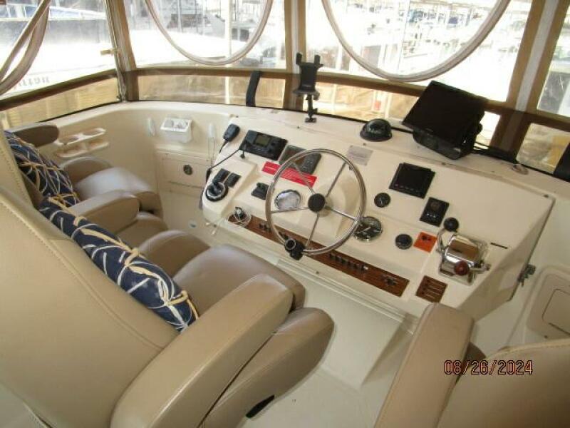 40' Mainship flybridge helm1