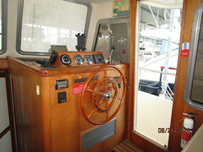40' Mainship lower helm1