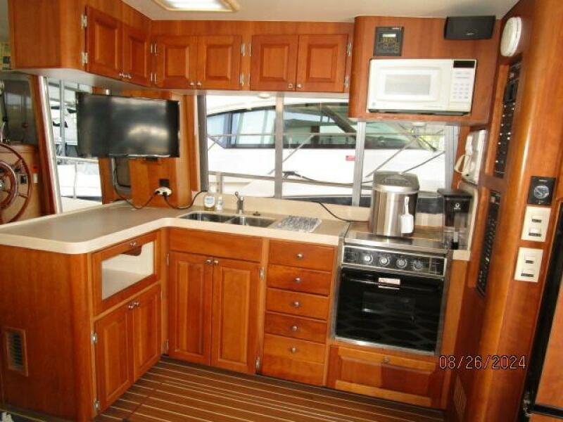 40' Mainship salon starboard