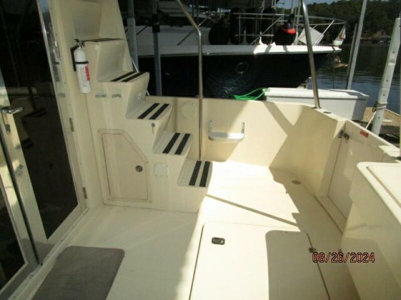 40' Mainship aftdeck starboard