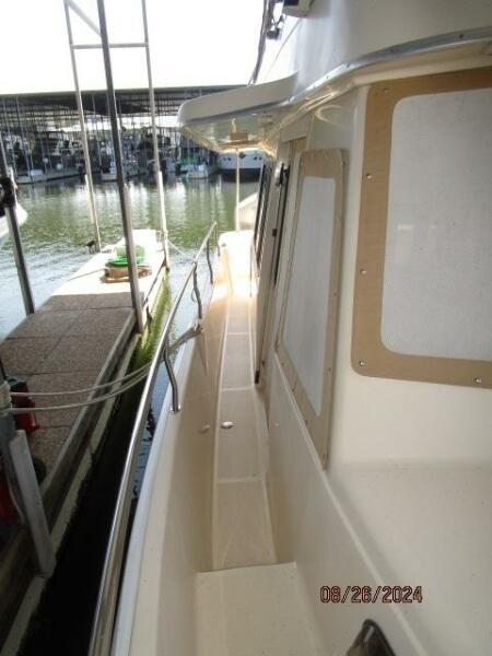 40' Mainship starboard side deck