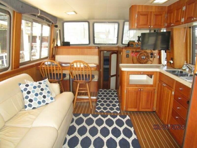 40' Mainship salon forward