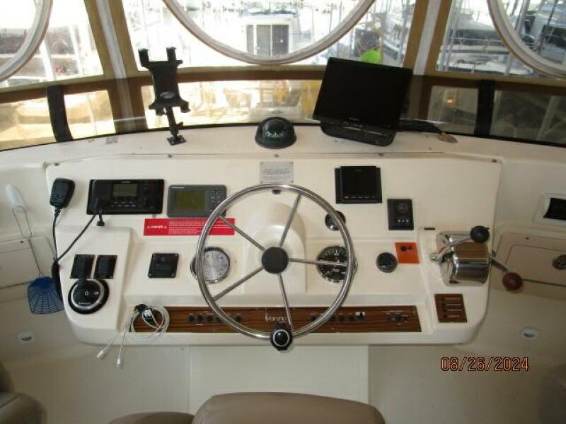 40' Mainship flybridge helm2