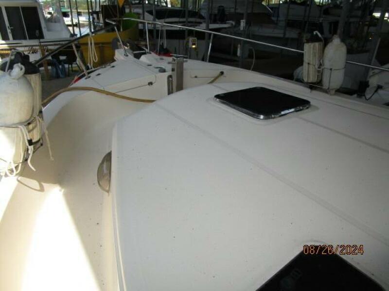 40' Mainship foredeck1