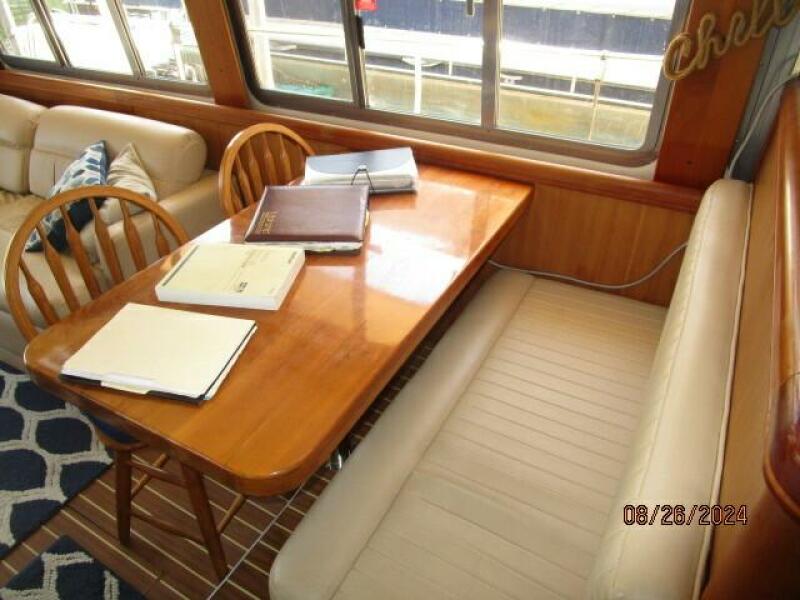 40' Mainship salon dinette2
