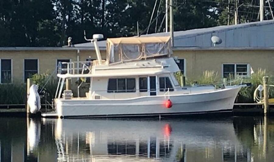 40' Mainship starboard profile