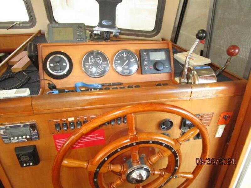 40' Mainship lower helm2