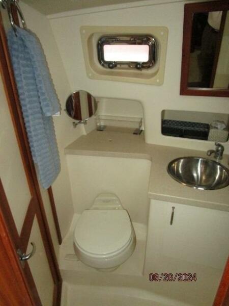 40' Mainship head2