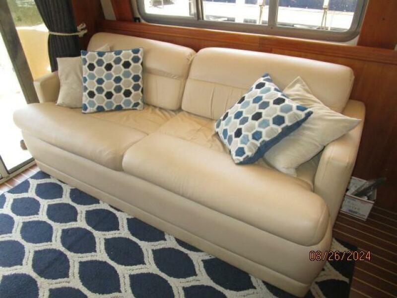 40' Mainship salon port seating
