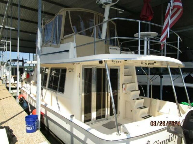 40' Mainship port aft profile