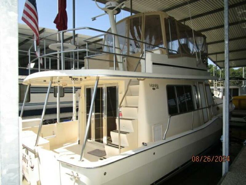40' Mainship starboard aft profile