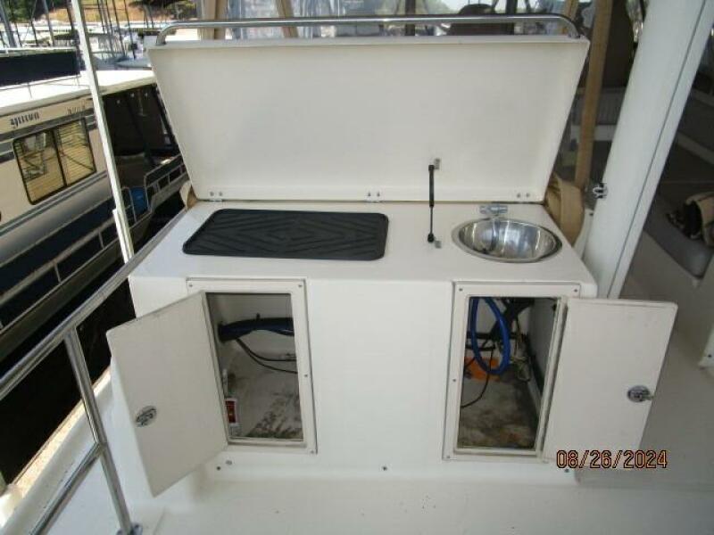 40' Mainship sundeck wetbar2