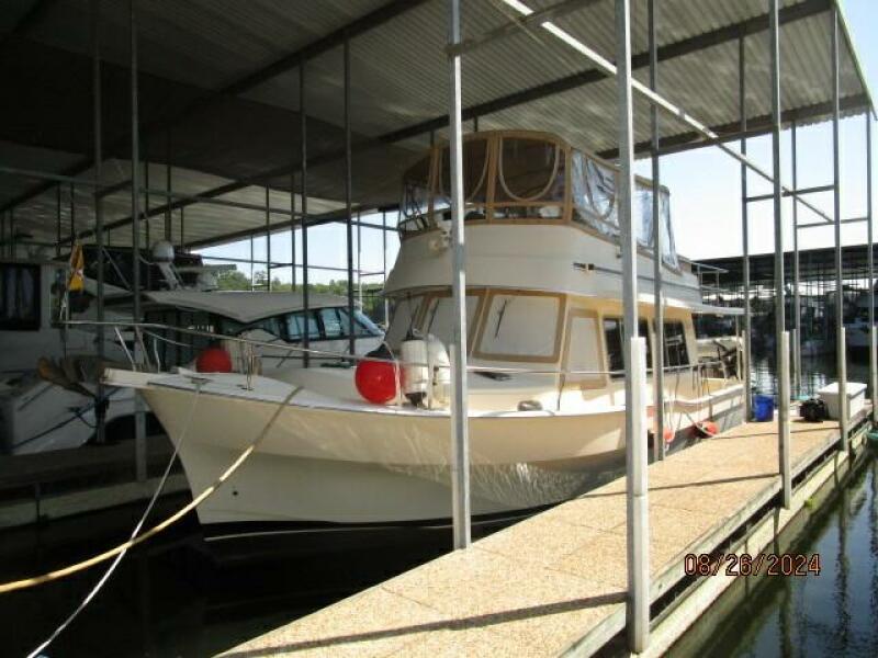 40' Mainship port forward profile