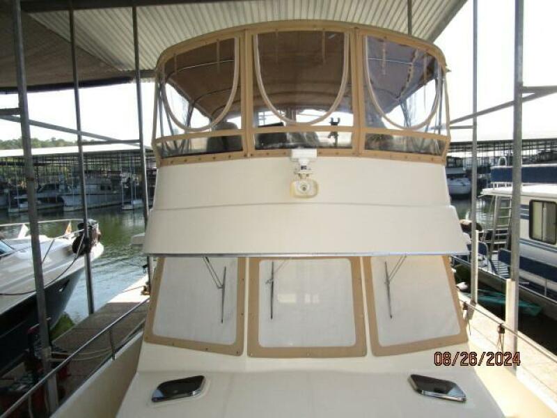 40' Mainship foredeck aft