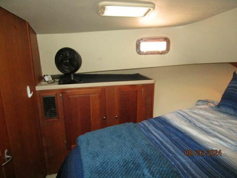 40' Mainship master stateroom port