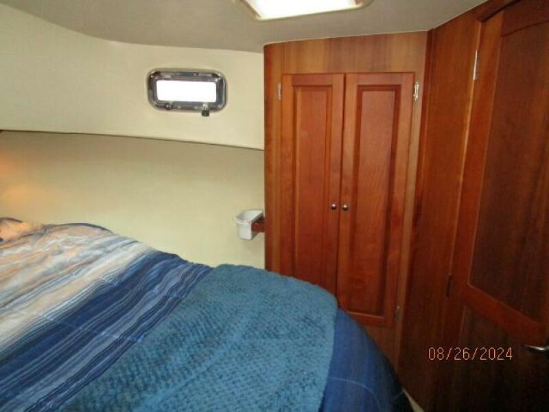 40' Mainship master stateroom starboard